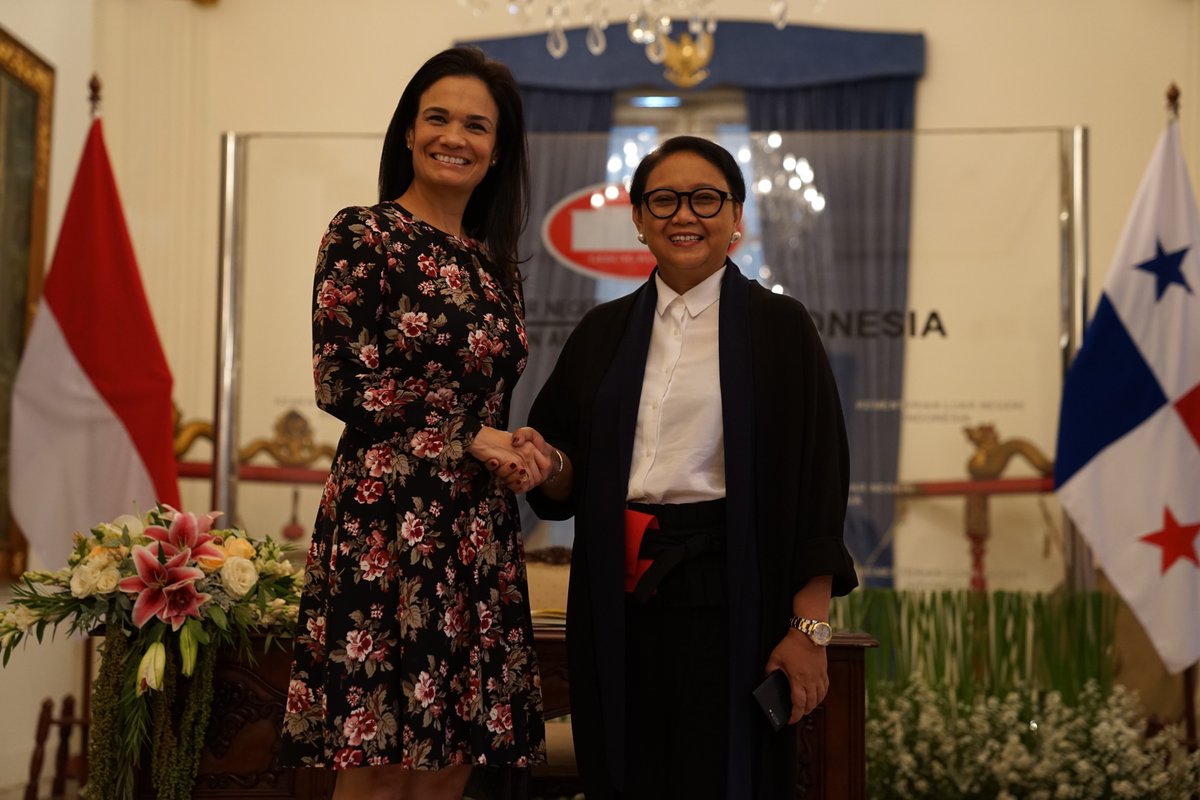 Isabel de Saint Malo  visita Indonesia