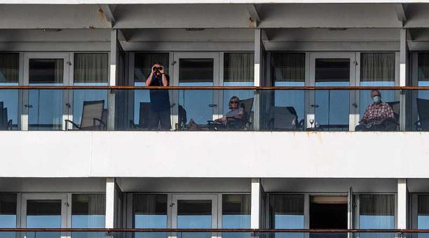 Cuatro pasajeros de edad avanzada fallecieron por COVID-19 a bordo del crucero Zaandam de Holland America Line  que se encuentra anclado frente a las costas de Panamá. 