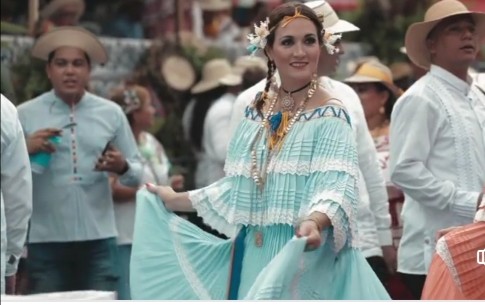 Celebra Panamá el día de la Pollera. 