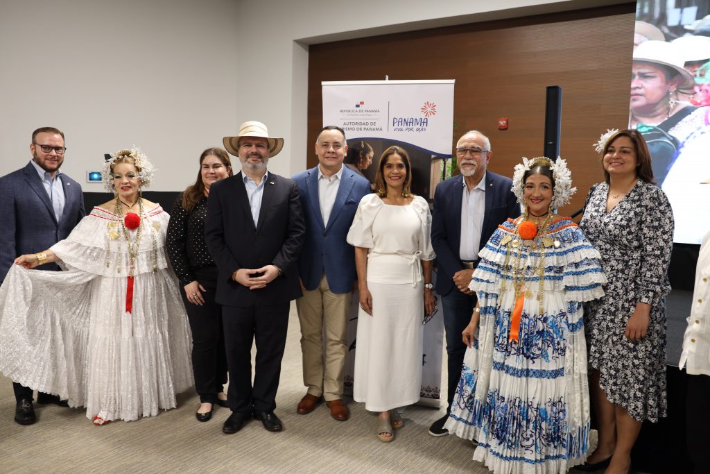 PANAMA LANZA EL DESFILE DE LAS MIL POLLERAS