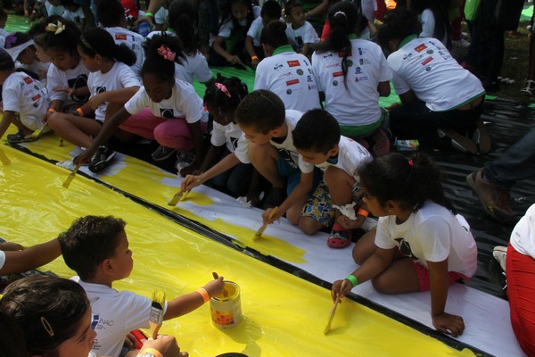 Panamá bate récord Guiness pintando al mismo tiempo un lienzo por 5.084 personas
