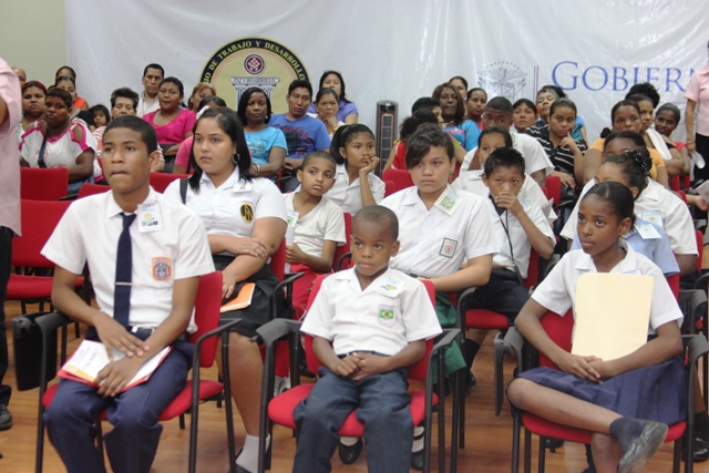 Estudiantes beneficiados de la entrega de becas. MITRADEL entrega becas a estudiantes para erradicar trabajo infantil