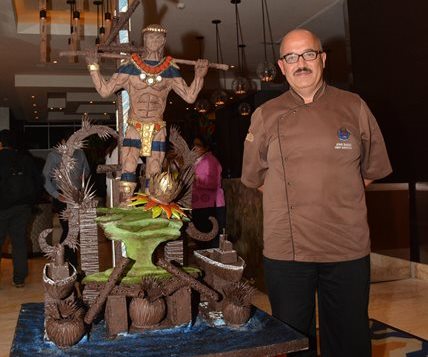 Presentan escultura gigante de chocolate en homenaje al Canal