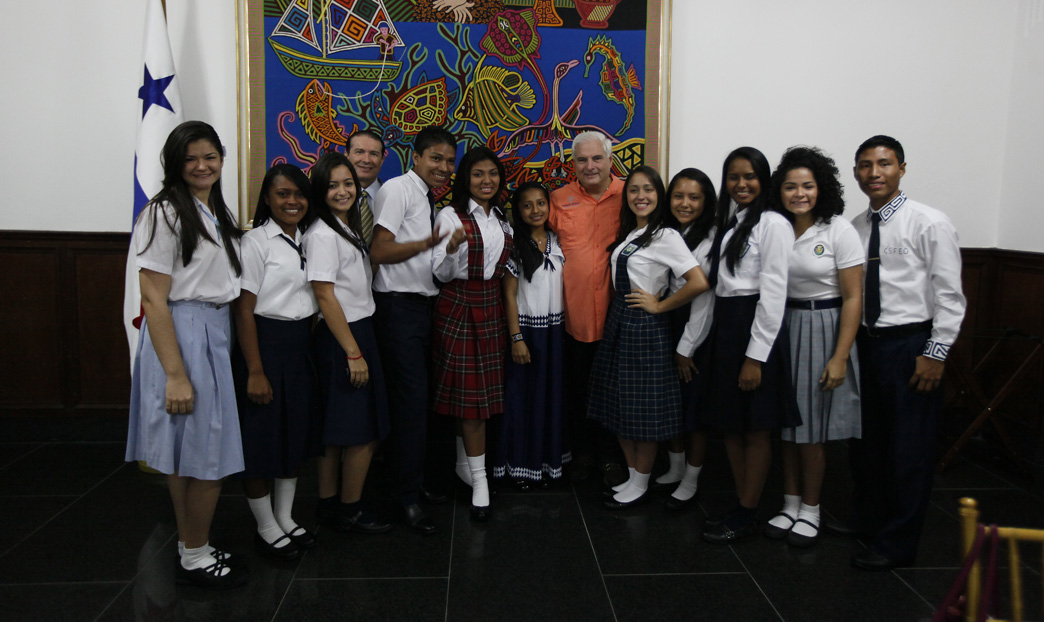 Gobierno agasaja a estudiantes del Concurso Nacional de Oratoria