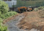 Ante riesgos dragan y limpian ríos y quebradas en Herrera