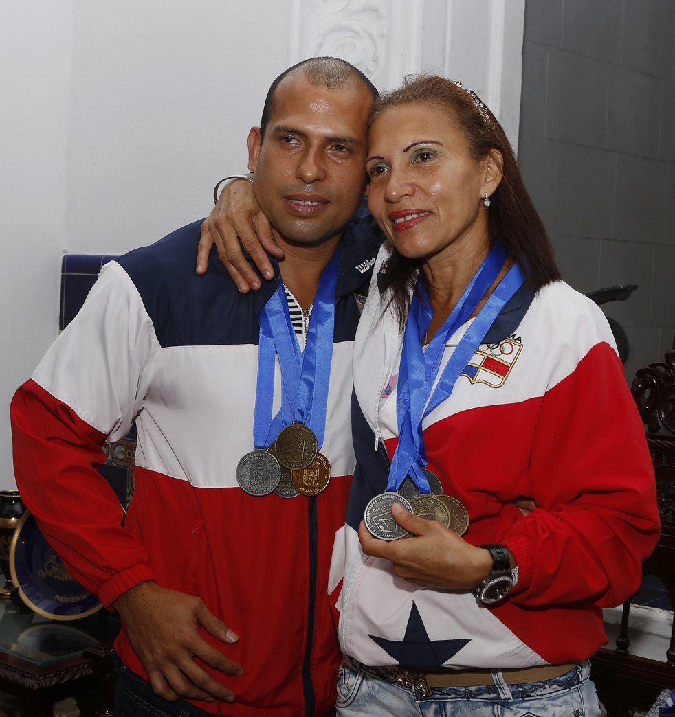 Madre e hijo atletas reciben reconocimiento por ganar medallas deportivas