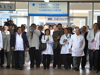 Presidente Martinelli sancionó ley para contratar médicos extranjeros a pesar de huelga