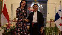 Isabel de Saint Malo  visita Indonesia