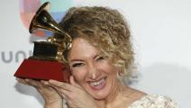 Erika Ender recoge premio por canción del año en los Grammy Latinos